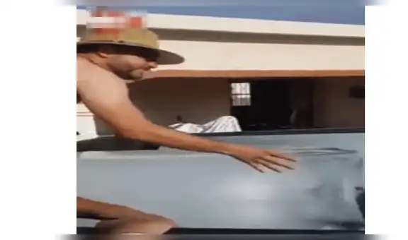 Ante tanto calor, jóvenes son criticados por lanzar bloques de hielo a su piscina [VIDEO]