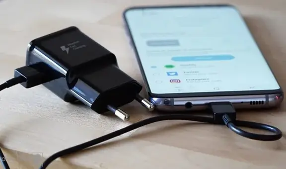 ¿Por qué los móviles modernos ya no traen cargador ni auriculares en su caja?