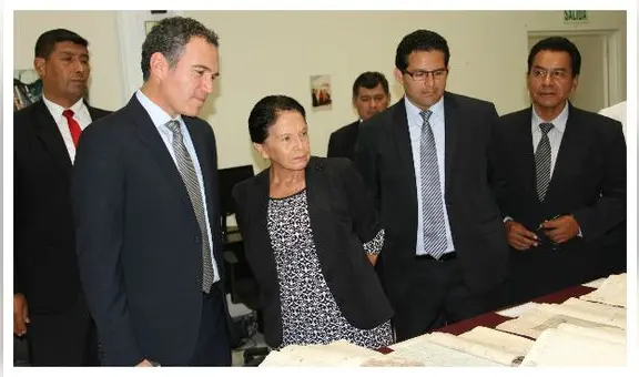 Ministro de Cultura Salvador del Solar  visitó el Archivo General de la Nación