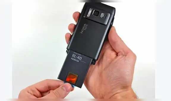 ¿Por qué los teléfonos ya no tienen baterías removibles? [VIDEO]