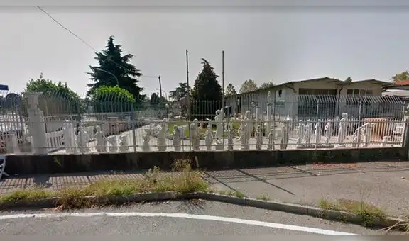 Google Maps: recorre desolada vía de Italia y capta peculiar taller de estatuas [FOTOS]