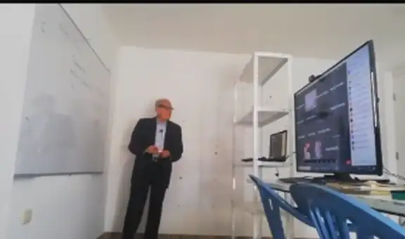 Docente de 90 años vuelve a dar clases a través de Zoom y escena conmueve