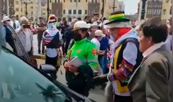PNP pone papeleta a novios por estacionarse fuera de la iglesia: “Cómo van a poner multa en la boda”