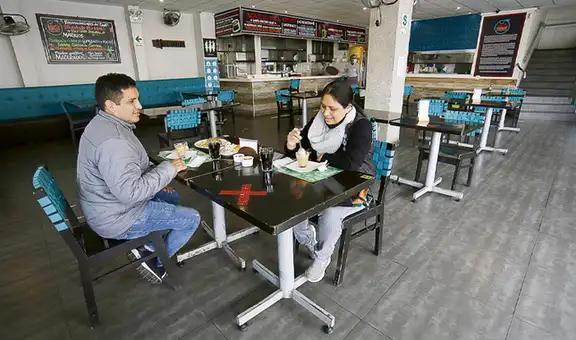 Restaurantes abren, algunos con protocolos a medias