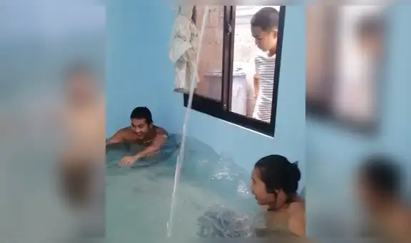 Inunda su propia casa para hacer una ‘piscina’,  ya que no puede ir a la playa por la cuarentena [VIDEO]