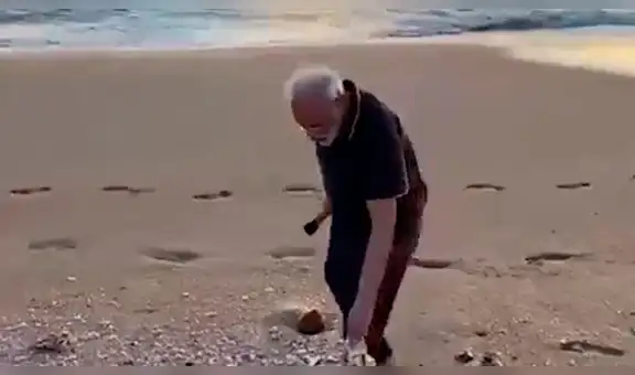 Primer ministro indio limpia una playa antes de reunirse con líder chino