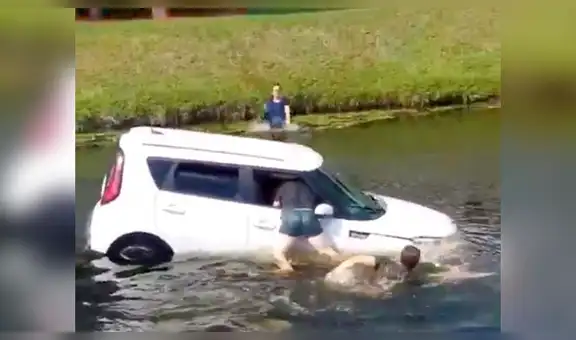 Valeroso hombre rescata a mujer que estuvo a punto de morir ahogada dentro de su auto [VIDEO]
