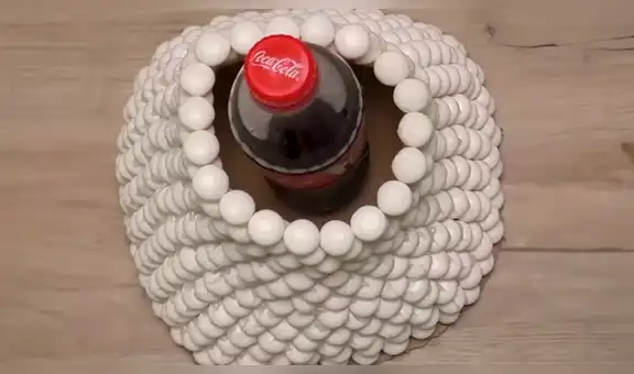 Joven coloca Coca Cola en un enorme volcán de ‘mentos’ y la explosión causa furor en redes [VIDEO]