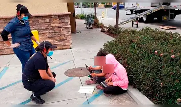 Brecha digital: niñas se sientan afuera de un restaurante para usar WiFi y hacer las tareas