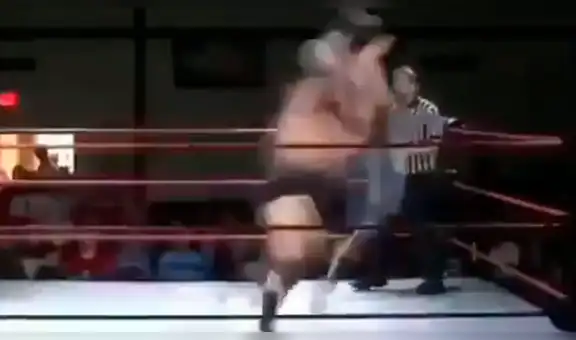 Facebook viral: Luchador se cree el ganador de combate, pero rival reacciona y le da severa lección [VIDEO] 