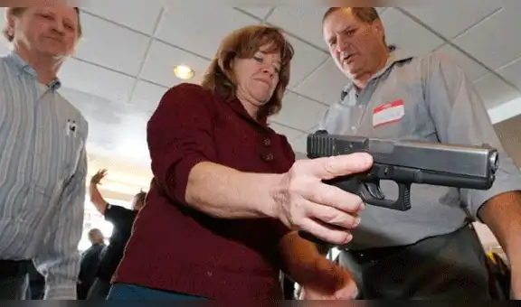 Florida: Maestros podrán llevar armas para defender a sus alumnos de tiroteos