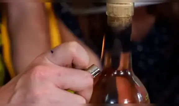¿Es posible sacar el corcho de una botella calentando el pico con un encendedor? [VIDEO]