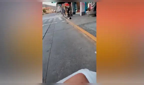 Encuentra hambriento perro callejero, le compra comida y este le ‘agradece’ con emotivo gesto [VIDEO]