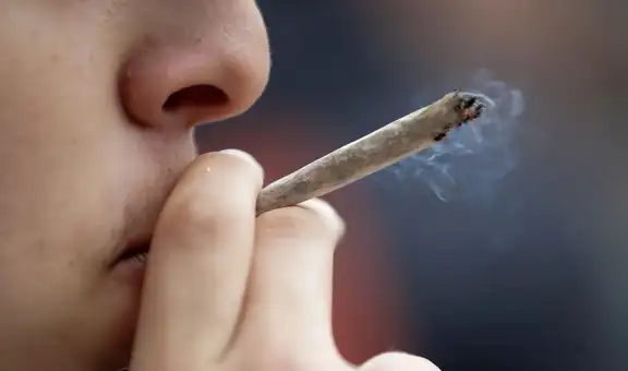 Fumar marihuana causa más daño a los pulmones que el tabaco, sugiere estudio
