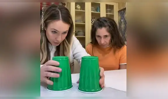 Joven le hace un divertido truco de ‘magia’ a su mamá y ella queda desconcertada al verlo [VIDEO]