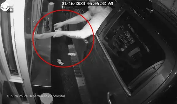 Mujer se salva de ser secuestrada luego de que hombre intentara sacarla por ventana de autoservicio