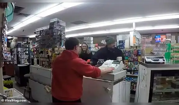 Joven elabora falso asalto en tienda para pedirle matrimonio a su enamorada [VIDEO]