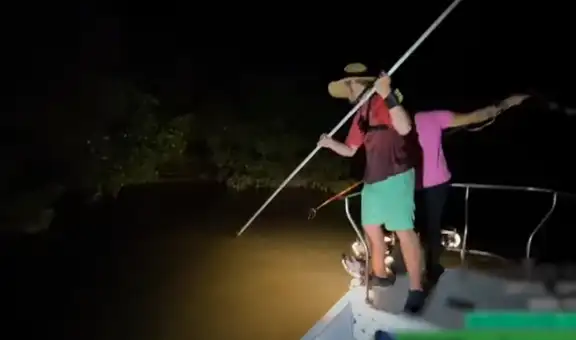 Jóvenes acuden a pescar de noche y uno de ellos protagoniza divertida escena [VIDEO]