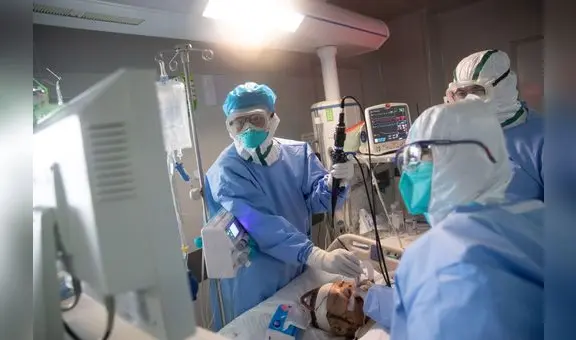 Reportan un primer paciente infectado con dos tipos del coronavirus