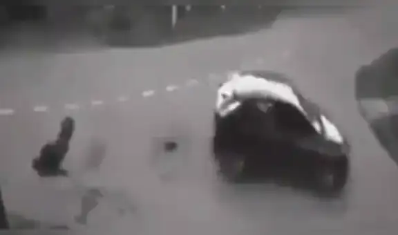 Vía Facebook: Hombre es atropellado, se levanta y ataca a chofer [VIDEO]