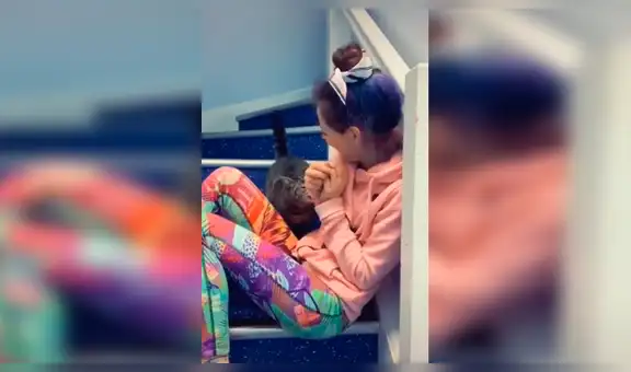 Gato no tolera oír cantar a su dueña y tiene insólita reacción para callarla [VIDEO] 