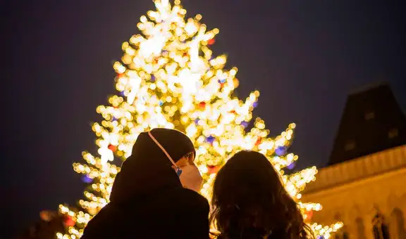 OMS insta a no abrazar en Navidad para evitar brotes masivos de COVID-19