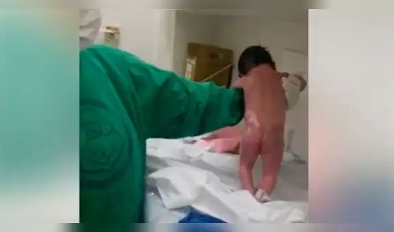 Asombro en YouTube por bebé que nació y ya quería caminar [VIDEO]