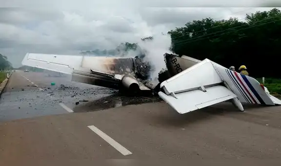Avión que supuestamente transportaba droga se incendia en una carretera de México [VIDEO]