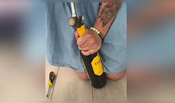 Joven muestra un ingenioso método para abrir una botella de vino sin usar sacacorchos [VIDEO]
