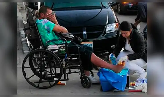 Enfermera tiene noble gesto con un hombre indigente en silla de ruedas [FOTOS]
