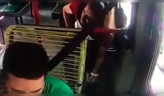 Mujer utiliza sus pies para robarle a un conductor de bus [VIDEO]