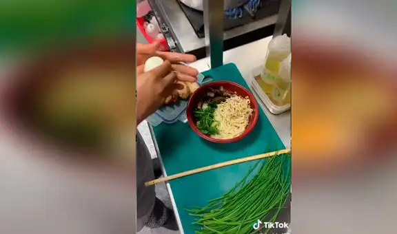 Cocinero enseña a preparar sopa ramen en poco tiempo y su receta se viraliza