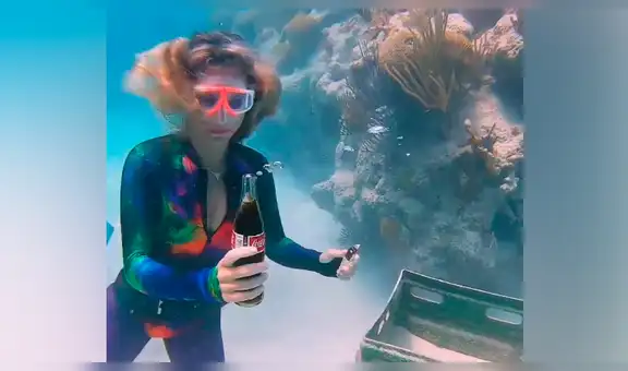 Mujer abre una Coca Cola en el fondo del mar y algo extraño pasa [VIDEO]