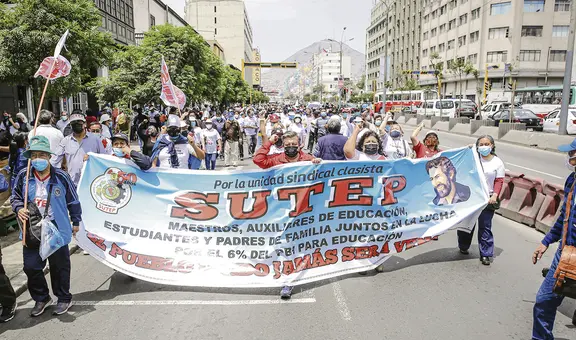 Docentes reclaman por pago retrasado de bono de S/950