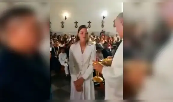 Sacerdote le da copa de vino a creyente y este se lo termina todo [VIDEO]