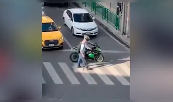 Motociclista tiene noble gesto para ayudar a un anciano a cruzar la calle [VIDEO]