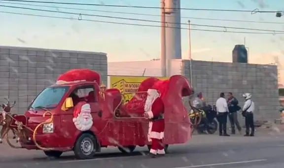 Policía de tránsito detiene y multa a ‘Santa Claus’ en una calle mexicana