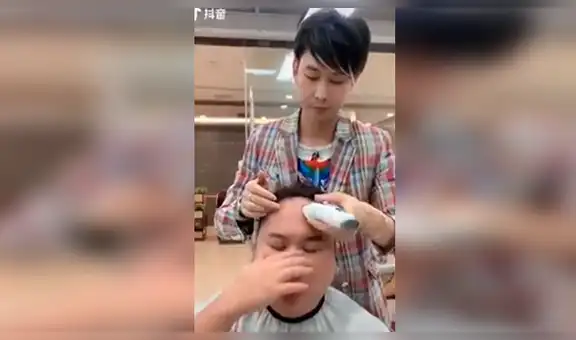 Joven hace un fuerte estornudo mientras barbero le corta el cabello y termina así [VIDEO]