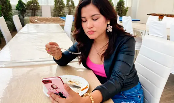 ¿Por qué nunca deberías comer viendo el celular o la televisión?