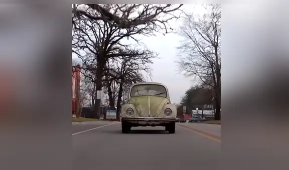 Hallan auto ‘escarabajo’ en pésimo estado, tratan de encenderlo y se llevan una enorme sorpresa [VIDEO]