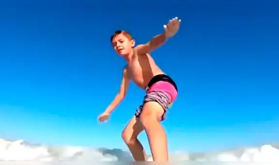 Captan el momento que un niño fue embestido por tiburón mientras hacía surf [VIDEO] 