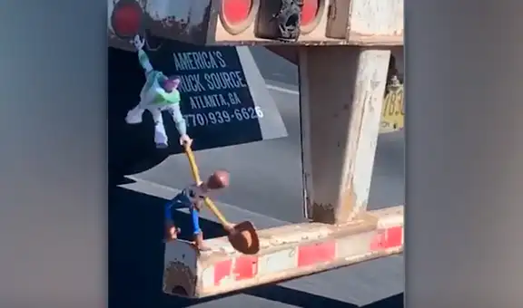 Woody y Buzz de Toy Story escapan de la pantalla grande y ‘fugan’ con un camionero [VIDEO]