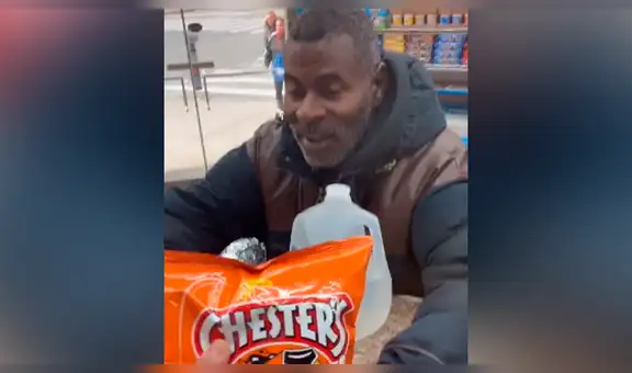 Dueño de tienda ayuda a indigente que miraba la comida fuera del local [VIDEO]