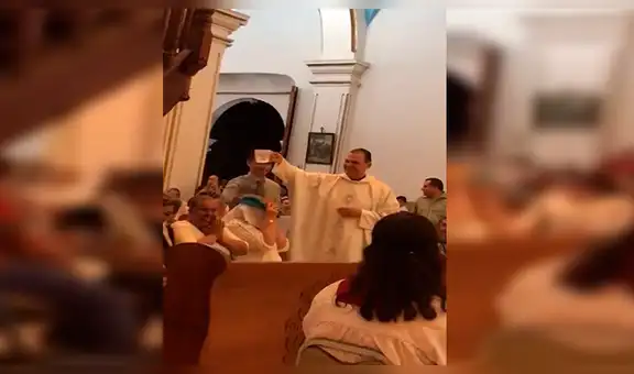 Facebook viral: sacerdote santifica a sus fieles y les echa agua bendita en balde  