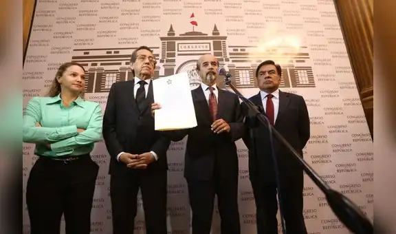 Congresistas apristas arremeten contra Vizcarra luego de su visita al Congreso