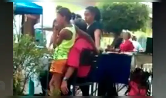 Captan a hombre tocando las piernas de una niña en plena calle