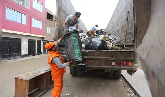 SJM: trabajadores de limpieza devuelven S/ 30.000 a adulta mayor que por error lo tiró a la basura