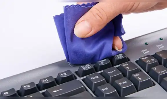 ¿Cada cuánto tiempo es recomendable limpiar el teclado y mouse y por qué deberías hacerlo?