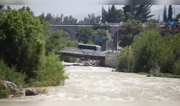 Efectivos de la PNP rescatan cadáver de aguas del río Chili en Arequipa
