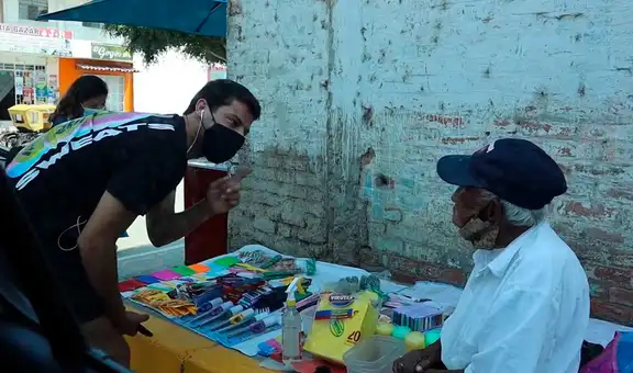 Le compra todos sus productos a anciano que no logró vender su mercancía